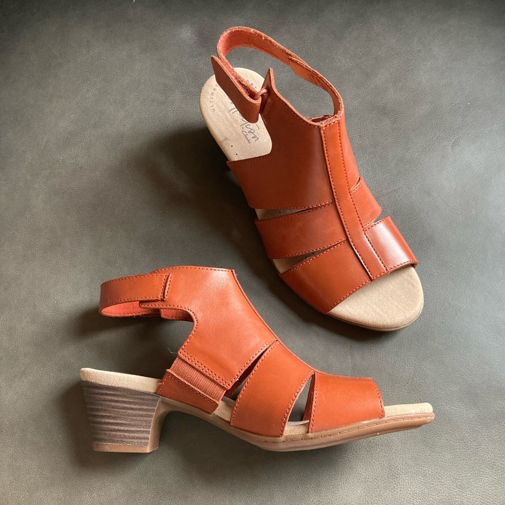 Clarks NWT women’s Valarie Dalia sandal in Rust leather. Size 7.5